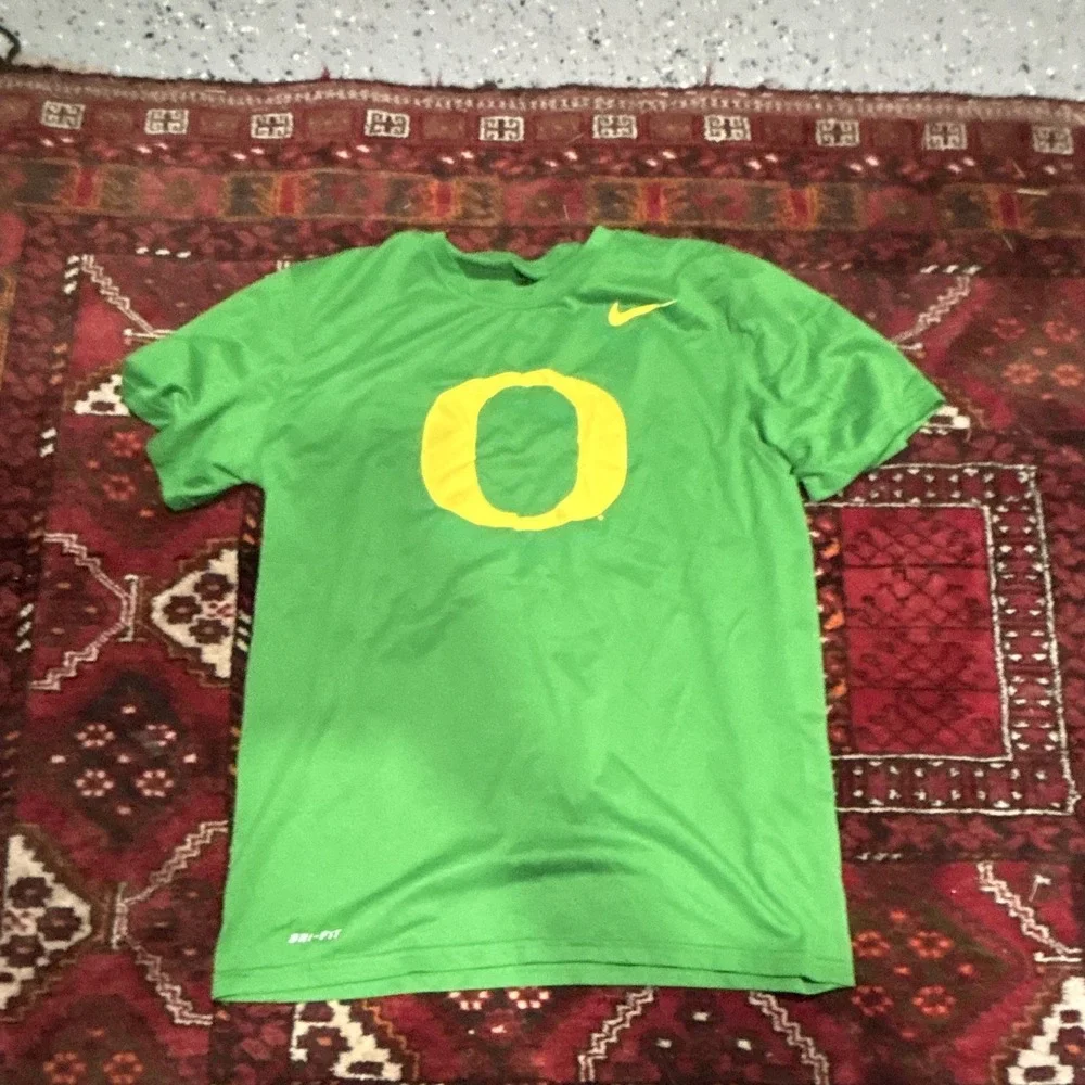 Nike Oregon Ducks Dri-FIT The Nike Tee Green Yellow T-Shirt Size M